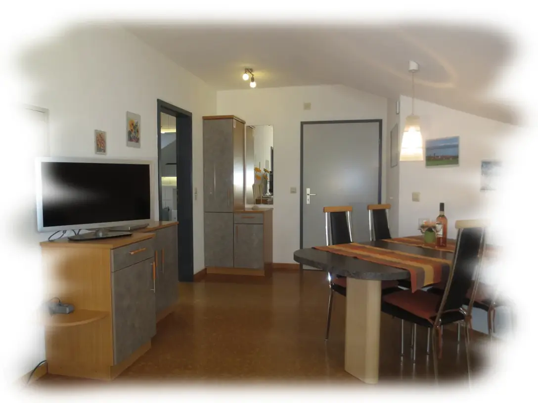 Große Ferienwohnung mit Terrasse und Sitzgruppe