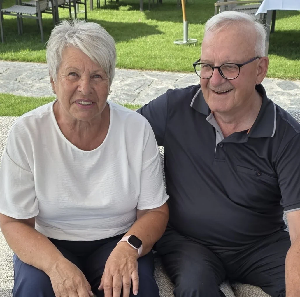 Familie entspannt auf einem Sofa in der Ferienwohnung