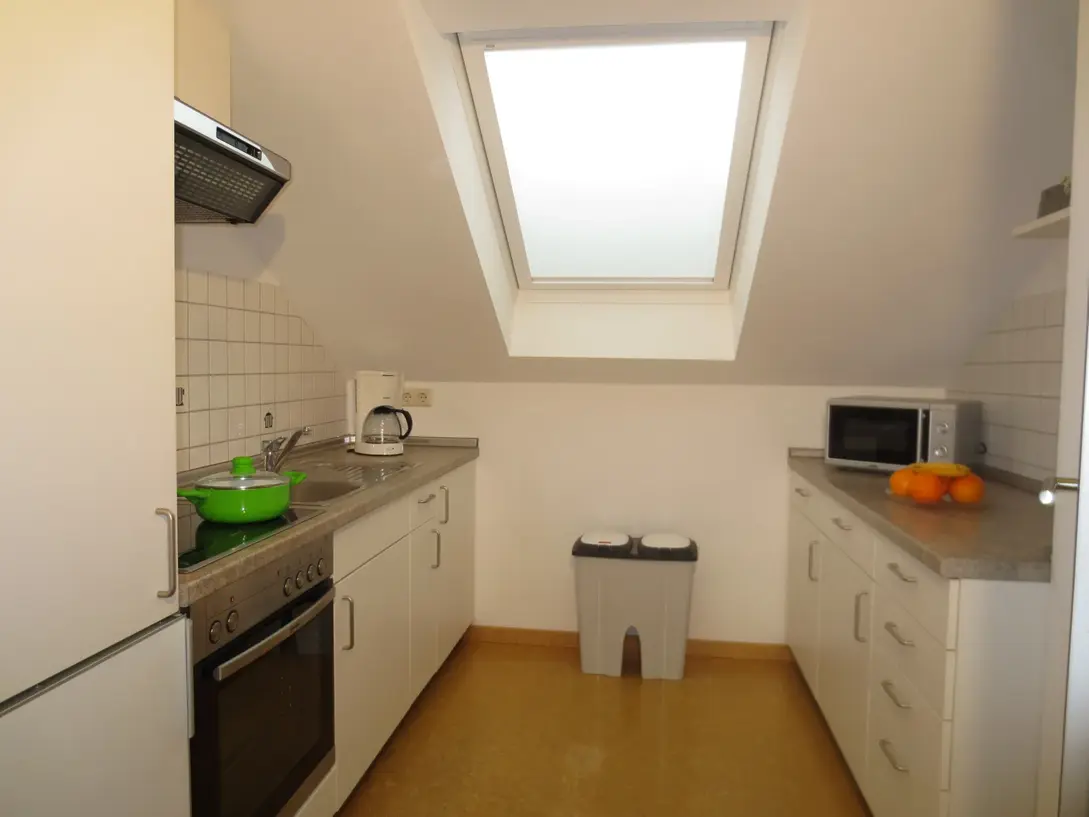 Modern eingerichtetes Wohnzimmer mit Esstisch